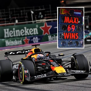 Spark Red Bull RB21 w. Pit Board - 1st 2025 Las Vegas Grand Prix - #1 Max Verstappen 1:43 model car